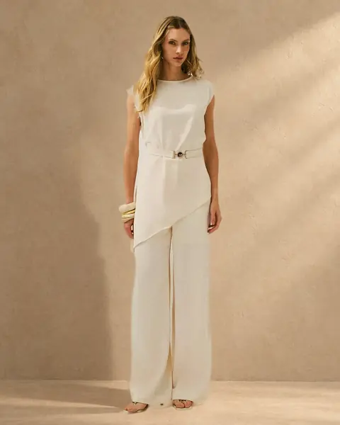 Conjunto off-white de blusa assimétrica com cinto e calça pantalona