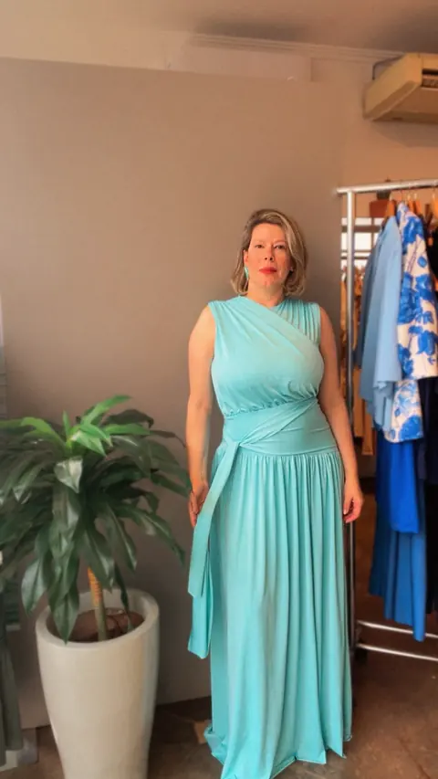 Vestido longo azul-turquesa drapeado, com faixa na cintura