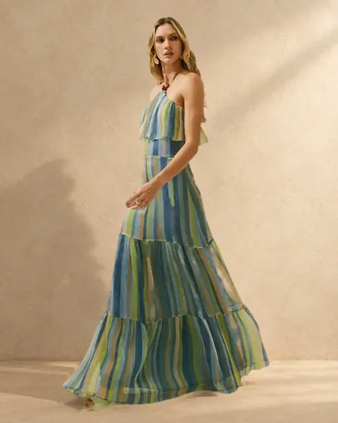 Vestido longo listrado em azul e verde, com babados