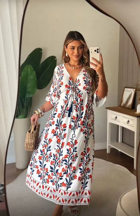Vestido midi branco com estampa floral em vermelho e azul